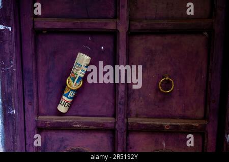 Inde, Varkala, 30 mai 2023: Le quotidien a été livré par le postier à la porte tôt le matin. Banque D'Images