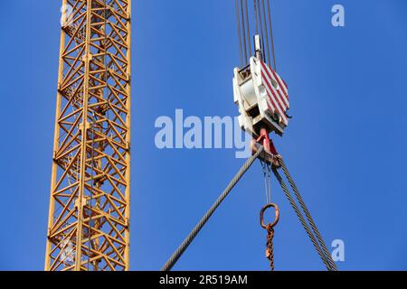 câbles en acier épais sur le crochet double d'une grue extra-robuste Banque D'Images