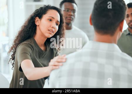 Counseling, femme avec main sur l'épaule de l'homme pour le confort et dans le centre de soutien avec les membres. Santé mentale ou dépression, thérapie de groupe ou Banque D'Images