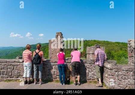 Touristes sur la plate-forme d'observation des ruines de Madenburg, en arrière-plan la forêt du Palatinat, Eschbach, Palatinat, Rhénanie-Palatinat, Germa Banque D'Images