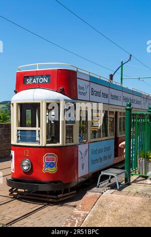 Tramway à toit ouvert rouge numéro 12 douze, Seaton tramway électrique, reliant Seaton et Colyton à Devon, Royaume-Uni, en mai Banque D'Images