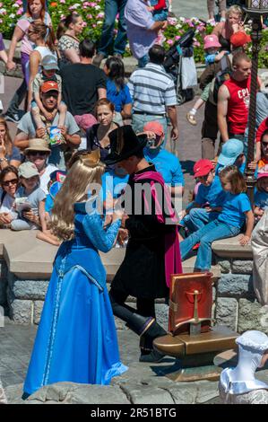 Paris, France, Parcs à thème, visiteurs de Disneyland Paris, employé en costume de personnage divertissant une foule nombreuse à Disney Parade Banque D'Images