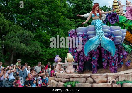 Paris, France, Parcs à thème, visiteurs de Disneyland Paris, employé en costume de personnage divertissant une foule nombreuse à Disney Parade, adultes Banque D'Images