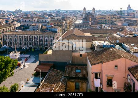 Vue surélevée de la piazza del Duomo de Catane, Sicile, Italie. Banque D'Images