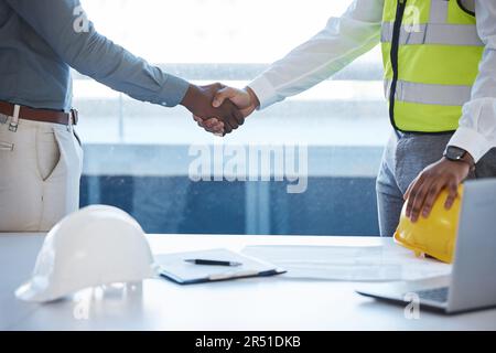 Planification de la poignée de main, de la réunion et des constructeurs avec un contrat de maintenance ou un accord. Merci, soutien et un architecte et un constructeur secouant Banque D'Images