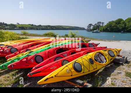 Rangées de kayaks tiré sur une plage de galets après un jours de canotage Banque D'Images