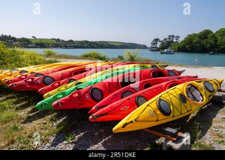 Rangées de kayaks tiré sur une plage de galets après un jours de canotage Banque D'Images