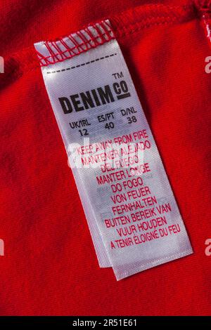 Étiquette denim Co dans le vêtement rouge à capuche pour femme - logo denim Co Banque D'Images