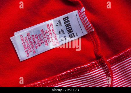 Étiquette denim Co dans le vêtement rouge à capuche pour femme - logo denim Co Banque D'Images