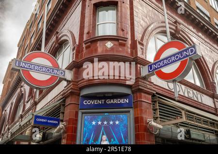 L'entrée de la station de métro Covent Garden London au coin de long Acre et James Street, Londres, Royaume-Uni Banque D'Images