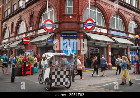 L'entrée de la station de métro Covent Garden London. Au coin de long Acre et James Street, Londres, Royaume-Uni Banque D'Images