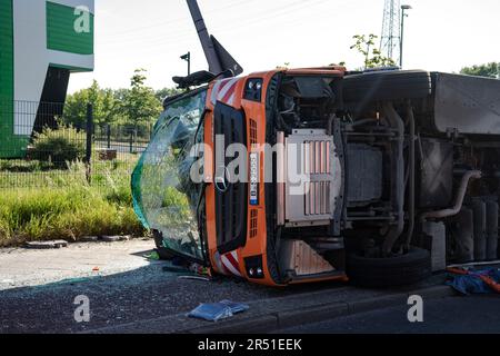 Berlin, Allemagne. 31st mai 2023. Un camion à ordures BSR entièrement chargé est renversé à l'intersection de Boxberger Straße et Bitterfelder Straße. Pour des raisons encore inexpliquées, le chariot s'est incliné sur le côté. L'équipage du véhicule n'a été que légèrement blessé. Le service des incendies est arrivé avec de l'équipement lourd et une grue. Cependant, en vain. La grue ne peut soulever que 30 tonnes. Le camion à ordures pèse à lui seul 26 tonnes à vide. BSR a donc commandé une entreprise privée pour la reprise. Credit: Paul Zinken/dpa/Alay Live News Banque D'Images