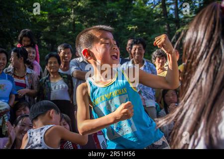 Le peuple nord-coréen danse dans un parc de Pyongyang pendant la célébration du jour de la fondation de la république Banque D'Images