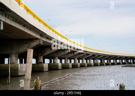 Structure de pont en béton armé le long de la mer. Vue de dessous du pont en béton. Construction de ponts en béton. Pont de ciment moderne Banque D'Images