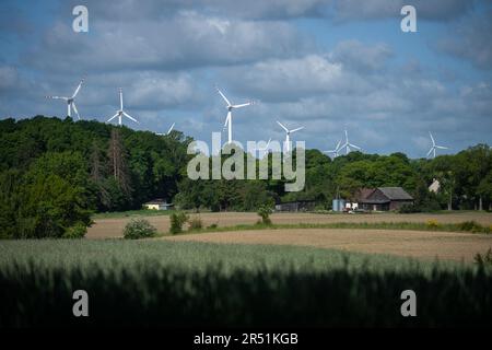 Lubiatowo, Pologne. 29th mai 2023. La ferme éolienne vue près du village de Gosciecino. Westinghouse Electric Company et Westinghouse Electric Pologne seront responsables de l'élaboration d'un modèle pour la construction de la première centrale nucléaire en Pologne. Crédit : SOPA Images Limited/Alamy Live News Banque D'Images