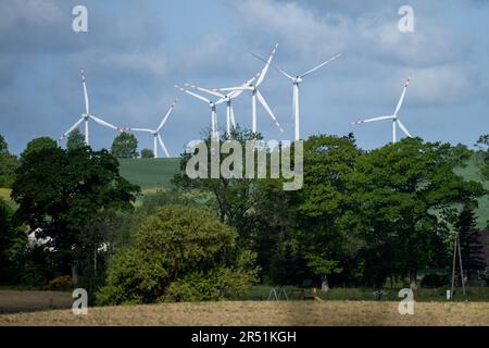 Lubiatowo, Pologne. 29th mai 2023. La ferme éolienne vue près du village de Gosciecino. Westinghouse Electric Company et Westinghouse Electric Pologne seront responsables de l'élaboration d'un modèle pour la construction de la première centrale nucléaire en Pologne. Crédit : SOPA Images Limited/Alamy Live News Banque D'Images