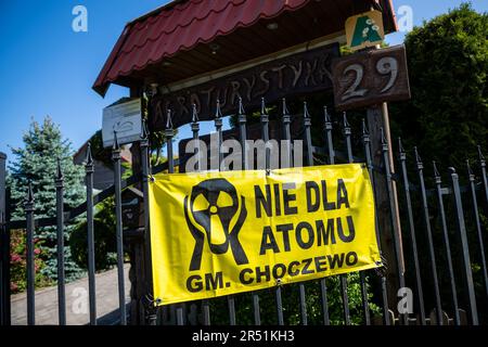 Lubiatowo, Pologne. 29th mai 2023. La clôture de la maison dans le village de Slajszewo vu avec une grande bannière „non pour l'atome dans Slajszewo". Westinghouse Electric Company et Westinghouse Electric Pologne seront responsables de l'élaboration d'un modèle pour la construction de la première centrale nucléaire en Pologne. Crédit : SOPA Images Limited/Alamy Live News Banque D'Images