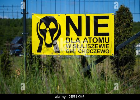 Lubiatowo, Pologne. 29th mai 2023. La clôture de la maison dans le village de Slajszewo vu avec une grande bannière „non pour l'atome dans Slajszewo". Westinghouse Electric Company et Westinghouse Electric Pologne seront responsables de l'élaboration d'un modèle pour la construction de la première centrale nucléaire en Pologne. Crédit : SOPA Images Limited/Alamy Live News Banque D'Images