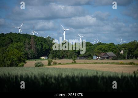 Lubiatowo, Pologne. 29th mai 2023. La ferme éolienne vue près du village de Gosciecino. Westinghouse Electric Company et Westinghouse Electric Pologne seront responsables de l'élaboration d'un modèle pour la construction de la première centrale nucléaire en Pologne. (Photo de Mateusz Slodkowski/SOPA Images/Sipa USA) crédit: SIPA USA/Alay Live News Banque D'Images