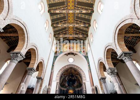 Intérieur du Duomo di Messina ou cathédrale de Messina de Santa Maria Assunta et Piazza Duomo en Sicile, Italie. Banque D'Images