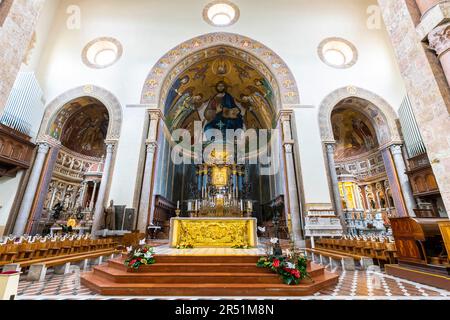 Intérieur du Duomo di Messina ou cathédrale de Messina de Santa Maria Assunta et Piazza Duomo en Sicile, Italie. Banque D'Images