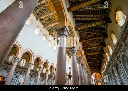 Intérieur du Duomo di Messina ou cathédrale de Messina de Santa Maria Assunta et Piazza Duomo en Sicile, Italie. Banque D'Images
