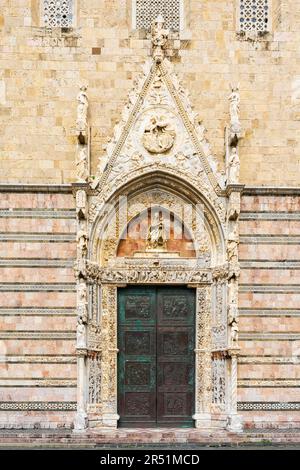 Entrée au Duomo di Messina ou à la cathédrale de Messina et à la Piazza Duomo en Sicile, Italie. Banque D'Images