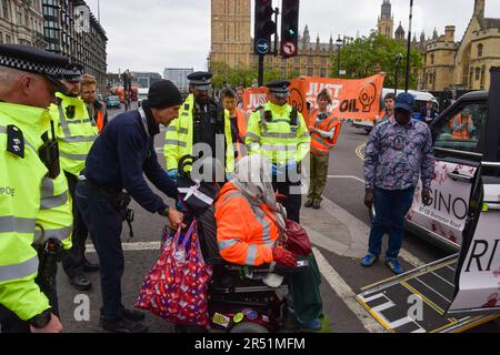 Londres, Royaume-Uni. 31st mai 2023. La police arrête une militante Just Stop Oil en fauteuil roulant sur la place du Parlement et l'emmenez à un poste de police en taxi alors que le groupe climatique poursuit ses marches lentes exigeant que le gouvernement cesse d'émettre de nouveaux permis de pétrole et de gaz. Credit: Vuk Valcic/Alamy Live News Banque D'Images