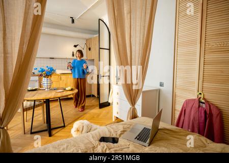 Femme dans un studio élégant Banque D'Images
