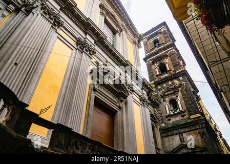 Eglise du 12th siècle dédiée à Sant'Agostino alla Zecca fondée en 1200 par les Angevins dans le quartier de Forcella à Naples, en Italie Banque D'Images