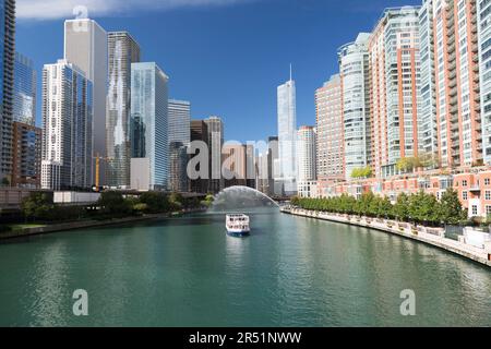 USA, Illinois, Chicago, bateau touristique de la ville sur le fleuve Chicago, regardant en arrière vers l'horizon de la ville et la tour Trump. Banque D'Images