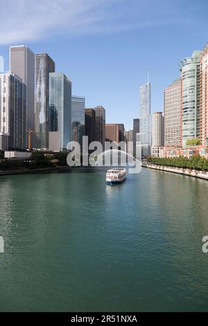 USA, Illinois, Chicago, bateau touristique de la ville sur le fleuve Chicago, regardant en arrière vers l'horizon de la ville et la tour Trump. Banque D'Images