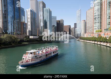 USA, Illinois, Chicago, bateau touristique de la ville sur le fleuve Chicago, regardant en arrière vers l'horizon de la ville et la tour Trump. Banque D'Images