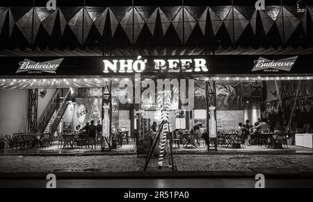 Un bar-restaurant appelé « Nho Beer », ou « Remember Beer » la nuit à Danang, Vietnam. Banque D'Images