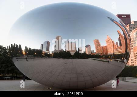 États-Unis, Illinois, Chicago, The 'Bean', alias Cloud Gate, par Anish Kapoor au Millennium Park avec reflet de bâtiments sur Michigan Avenue. Banque D'Images