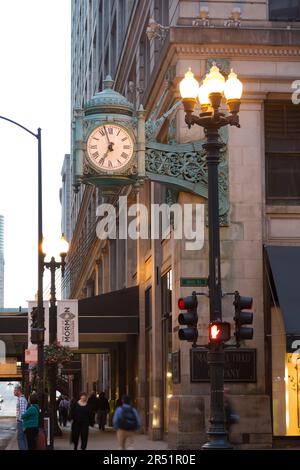 ÉTATS-UNIS. Illinois, Chicago, horloge de Macy sur East Randolph Street. Banque D'Images