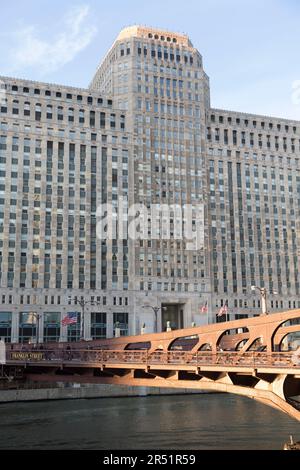 ÉTATS-UNIS. Illinois, Chicago, Franklin-Orleans Street Bridge et le Merchandise Mart Building. Banque D'Images