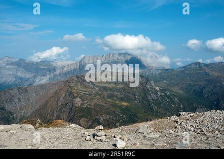 Magnifique paysage d'été de désert de plaque et chaîne de FIZ ou de roches de FIZ du massif de Faucigny, Préalpes français vus des montagnes de Brevent, Chamonix Banque D'Images