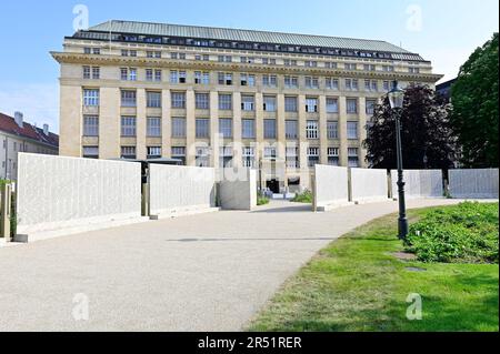 Vienne, Autriche. Mémorial pour les enfants, les femmes et les hommes juifs d'Autriche qui ont été assassinés à la Shoah. En arrière-plan le National autrichien Banque D'Images