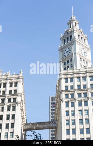 États-Unis, Illinois, Chicago, Wrigley buildilng et Walkway. Banque D'Images