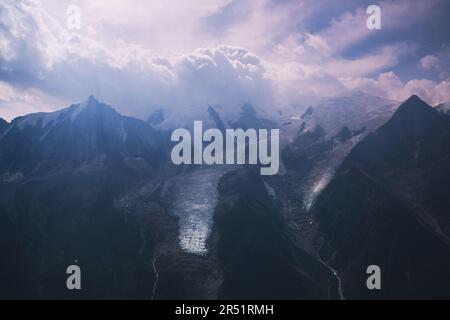 Vue panoramique sur le massif du Mont blanc vue depuis le Brévent, Réserve naturelle de l'aiguille rouges, partie du Tour du Mont blanc, Chamonix, Alpes françaises, haute Savoie Banque D'Images