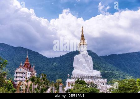 Le beau temple est le nom de Wat Phasornkaew . Situé à Khao Kho, province de Phetchabun au nord de la Thaïlande. Banque D'Images