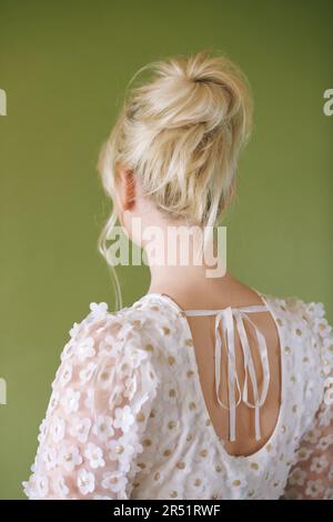 Coiffure romantique et formelle sur cheveux blonds, vue arrière Banque D'Images