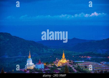 Le beau temple est le nom de Wat Phasornkaew . Situé à Khao Kho, province de Phetchabun au nord de la Thaïlande. Banque D'Images