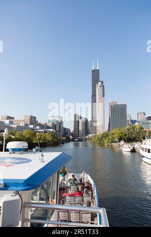 États-unis, Illinois, Chicago, branche sud de la rivière Chicago montrant la Willis tower. Banque D'Images