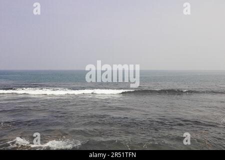 Une petite petite petite vague de la mer bleue arrivant sur les rives Banque D'Images