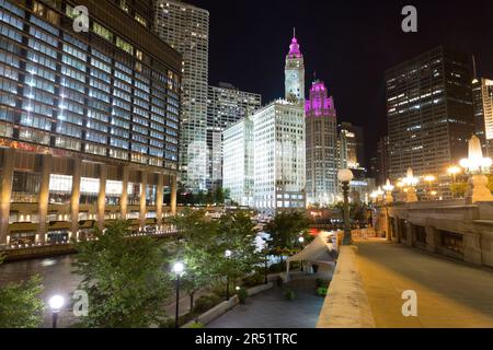 USA, Illinois, Chicago, le bâtiment Wrigley reflétait dans la rivière Chicago la nuit. Banque D'Images