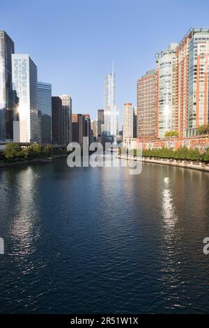 Etats-Unis, Illinois, Chicago, fleuve de Chicago, en regardant vers l'horizon de la ville et la tour Trump. Banque D'Images