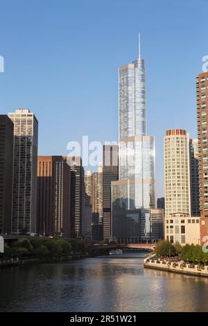 Etats-Unis, Illinois, Chicago, fleuve de Chicago, en regardant vers l'horizon de la ville et la tour Trump. Banque D'Images