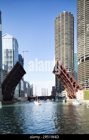 États-Unis, Illinois, Chicago, State Street Bridge (ouvert) et les tours de Marina Bay. Banque D'Images